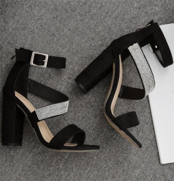 Μοντέρνα ψηλοτάκουνα σανδάλια σουέντ με πέτρες