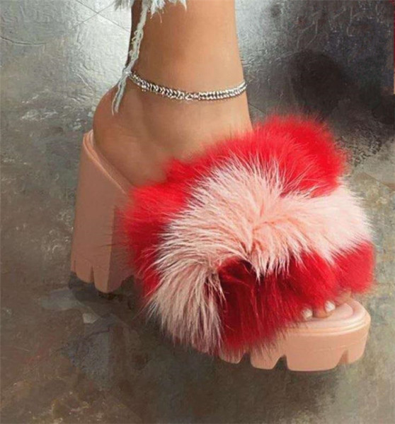 Μοντέρνες παντόφλες με χοντρό τακούνι και γούνα