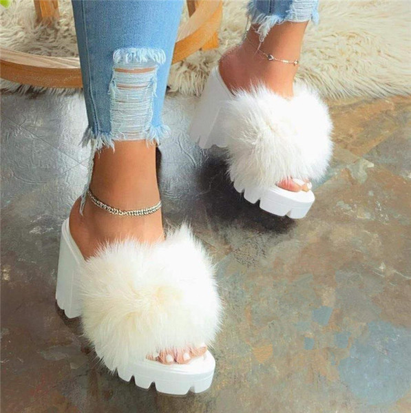 Μοντέρνες παντόφλες με χοντρό τακούνι και γούνα