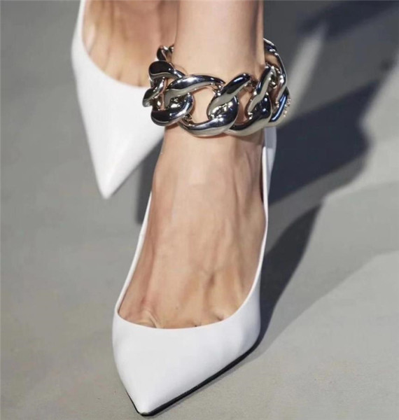 Moodsad naiste kingad kõrgete kontsadega ja metallist pahkluu rihmaga