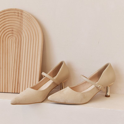 Μυτερό μοντέλο γυναικεία παπούτσια με λουράκι και τακούνι 6 cm