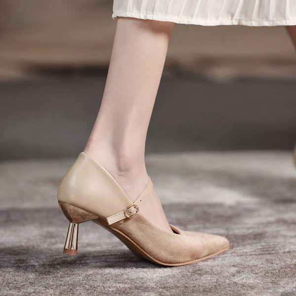 Μυτερό μοντέλο γυναικεία παπούτσια με λουράκι και τακούνι 6 cm