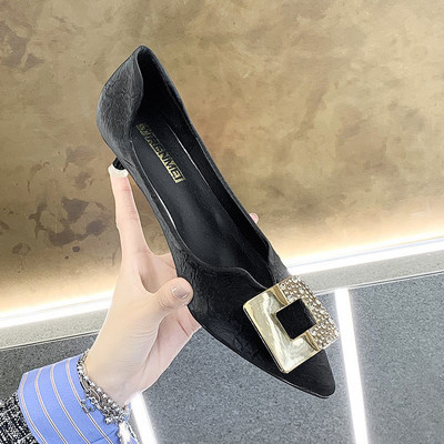 Γυναικεία μυτερά παπούτσια με λεπτά τακούνια και αγκράφα