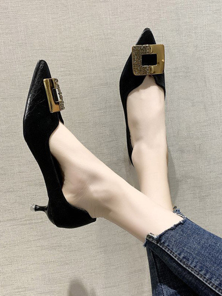 Γυναικεία μυτερά παπούτσια με λεπτά τακούνια και αγκράφα