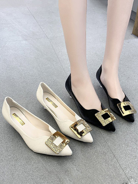 Γυναικεία μυτερά παπούτσια με λεπτά τακούνια και αγκράφα