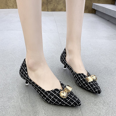 Νέο μοντέλο γυναικείο παπούτσια με μεταλλικό στοιχείο και τακούνι 4,5 cm