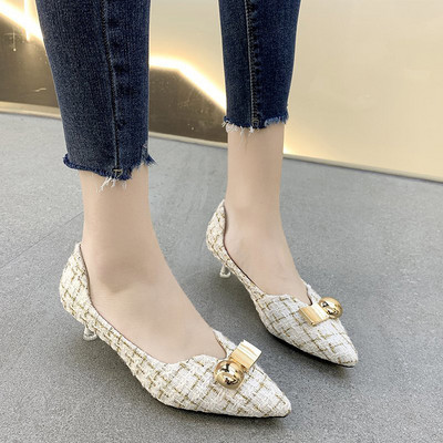 Νέο μοντέλο γυναικείο παπούτσια με μεταλλικό στοιχείο και τακούνι 4,5 cm