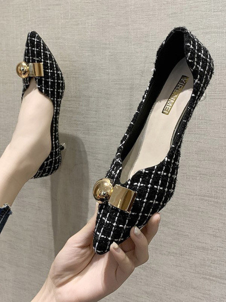 Νέο μοντέλο γυναικείο  παπούτσια  με μεταλλικό στοιχείο και τακούνι 4,5 cm