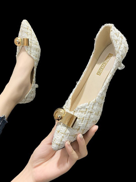 Νέο μοντέλο γυναικείο  παπούτσια  με μεταλλικό στοιχείο και τακούνι 4,5 cm