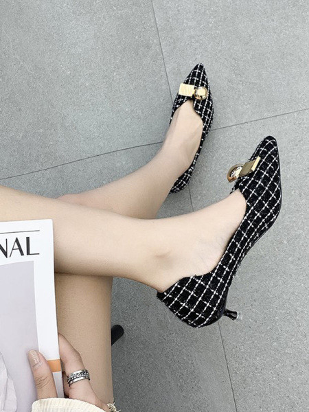 Νέο μοντέλο γυναικείο  παπούτσια  με μεταλλικό στοιχείο και τακούνι 4,5 cm