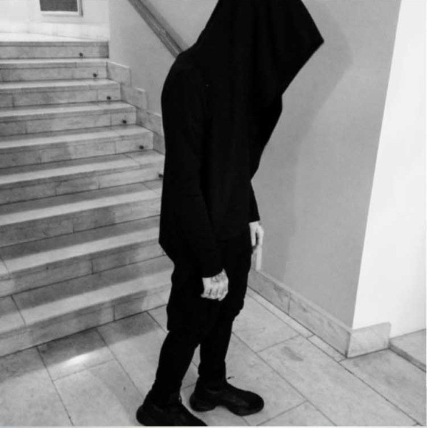 Ανδρικό μοντέρνο φούτερ μοντέλο με κουκούλα