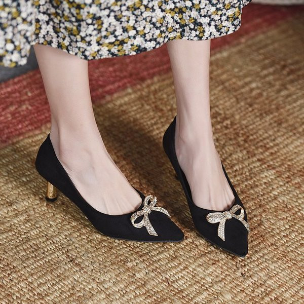 Moodsad metallist paela ja 6 cm kontsaga naiste kingad