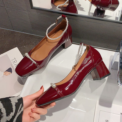 Μοντέρνα γυναικεία παπούτσια με χοντρά τακούνια και πέρλες