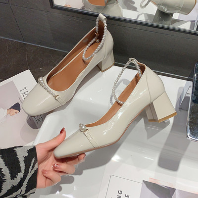 Μοντέρνα γυναικεία παπούτσια με χοντρά τακούνια και πέρλες