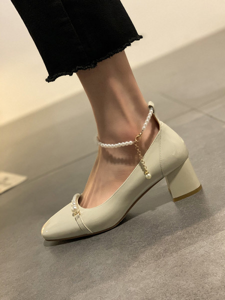 Μοντέρνα γυναικεία παπούτσια με χοντρά τακούνια και πέρλες