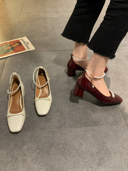 Μοντέρνα γυναικεία παπούτσια με χοντρά τακούνια και πέρλες