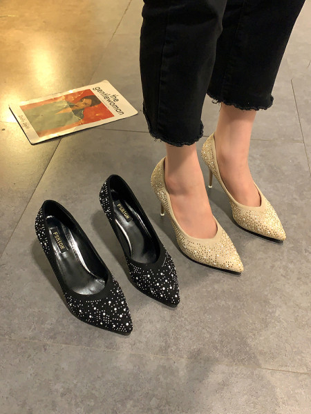 Naiste kingade teritatud mudel kividega ja 6 cm kontsaga