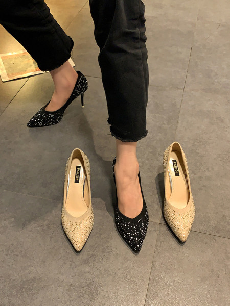 Naiste kingade teritatud mudel kividega ja 6 cm kontsaga