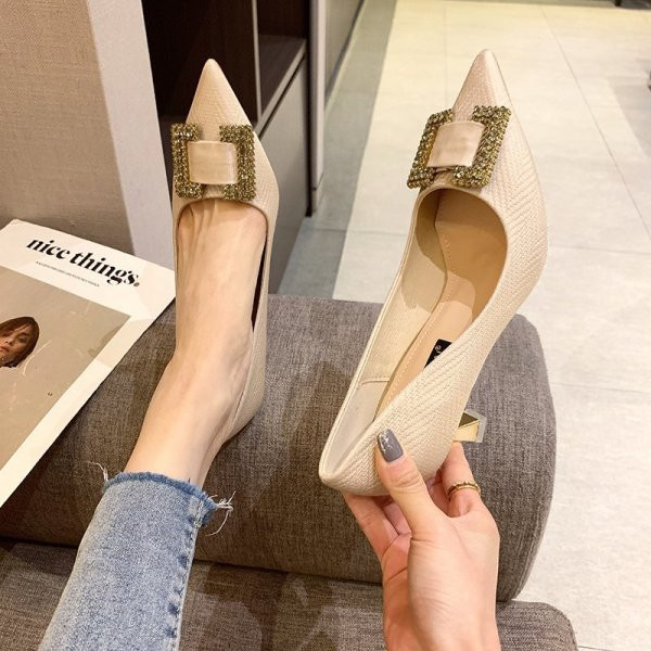 Naiste kingade teritatud mudel 7 cm kontsa ja metallist pandlaga