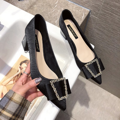 Γυναικεία παπούτσια με τακούνι και αγκράφα χαμηλού ύψους 5 cm