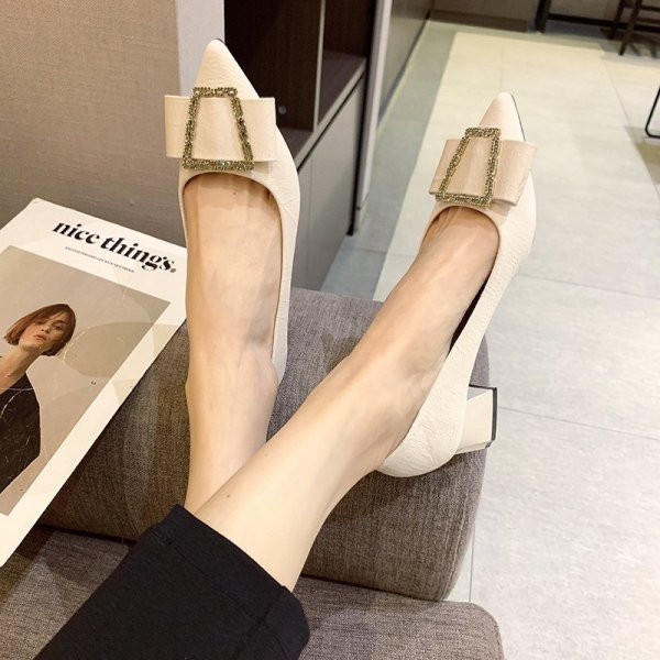 Γυναικεία παπούτσια με τακούνι και αγκράφα χαμηλού ύψους 5 cm