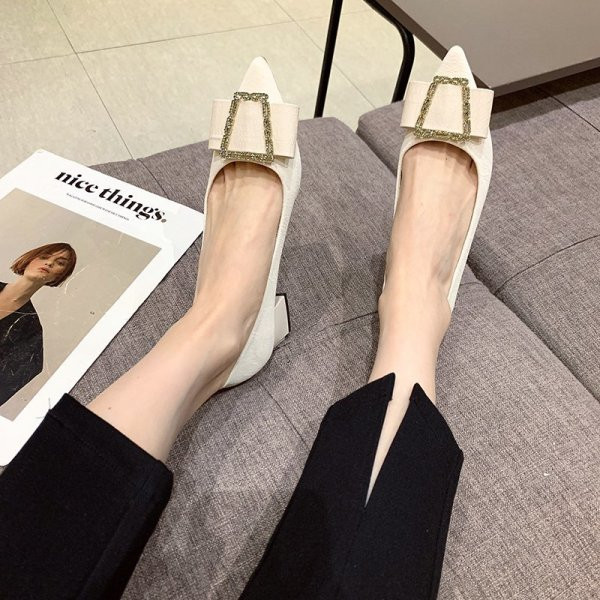 Γυναικεία παπούτσια με τακούνι και αγκράφα χαμηλού ύψους 5 cm