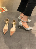 Κομψά γυναικεία παπούτσια με τακούνι και λουράκι