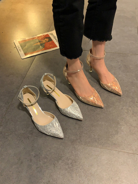 Κομψά γυναικεία παπούτσια με τακούνι και λουράκι