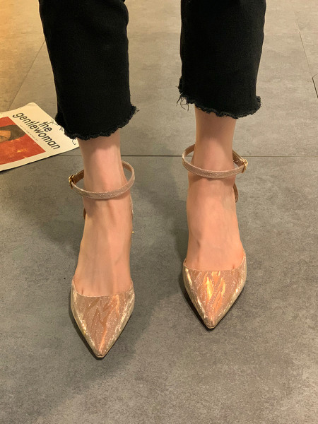 Κομψά γυναικεία παπούτσια με τακούνι και λουράκι