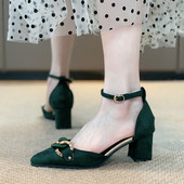 Μοντέρνα γυναικεία παπούτσια με μεταλλικό στοιχείο και χοντρό τακούνι