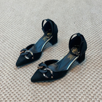 Μοντέρνα γυναικεία παπούτσια με μεταλλικό στοιχείο και χοντρό τακούνι