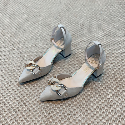 Μοντέρνα γυναικεία παπούτσια με μεταλλικό στοιχείο και χοντρό τακούνι