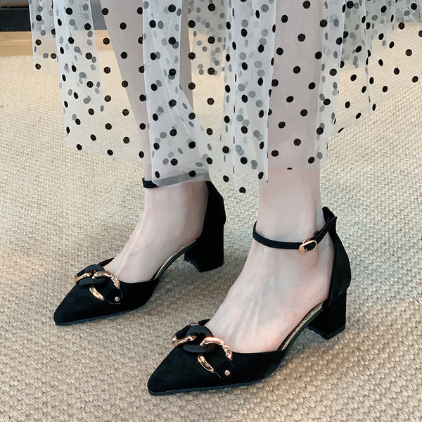 Μοντέρνα γυναικεία παπούτσια με μεταλλικό στοιχείο και χοντρό τακούνι