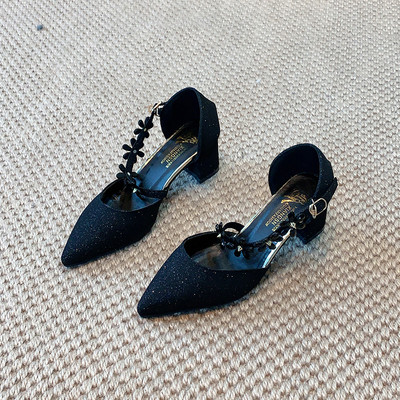 Γυναικεία παπούτσια με γυαλιστερό εφε και πέρλες