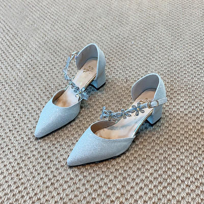 Γυναικεία παπούτσια με γυαλιστερό εφε και πέρλες