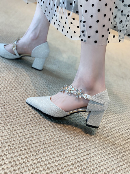 Γυναικεία παπούτσια με γυαλιστερό εφε και πέρλες