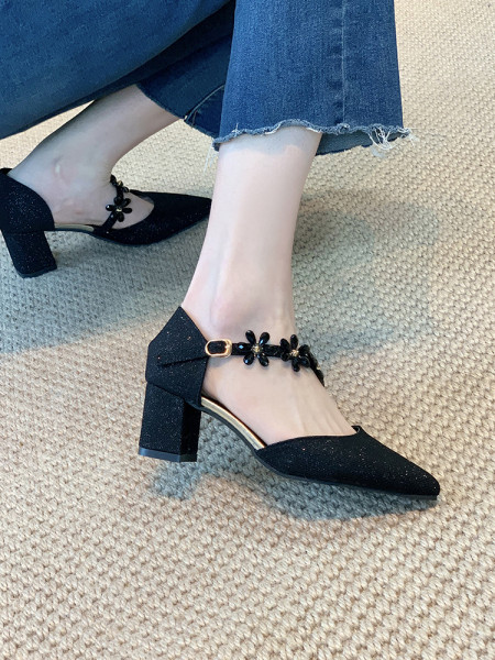 Γυναικεία παπούτσια με γυαλιστερό εφε και πέρλες