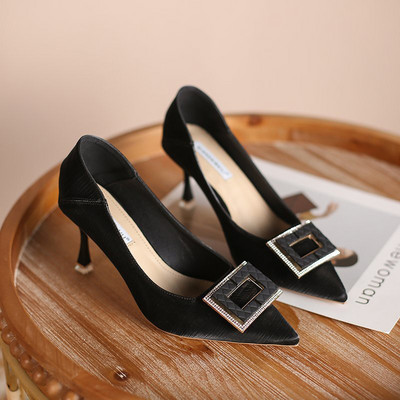 Μοντέρνα γυναικεία μυτερά παπούτσια με ψηλό τακούνι 7,5 cm