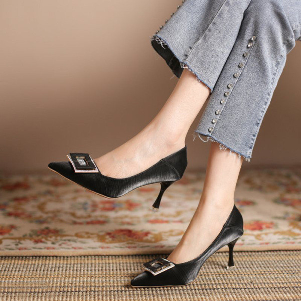 Μοντέρνα γυναικεία μυτερά παπούτσια με ψηλό τακούνι 7,5 cm