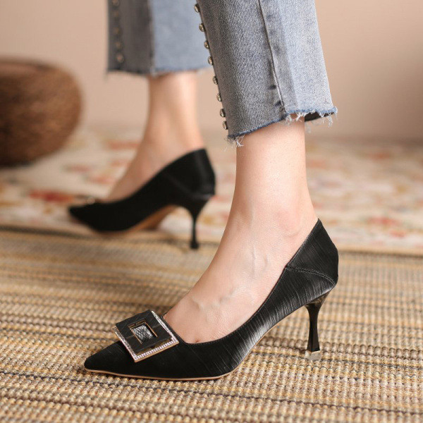 Μοντέρνα γυναικεία μυτερά παπούτσια με ψηλό τακούνι 7,5 cm