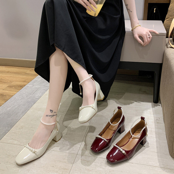 Νέο μοντέλο γυναικεία έκο δερμάτινα παπούτσια  με πέρλες και τετράγωνο τακούνι