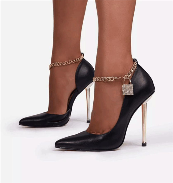 Γυναικεία έκο δερμάτινα παπούτσια με μεταλλική διακόσμηση