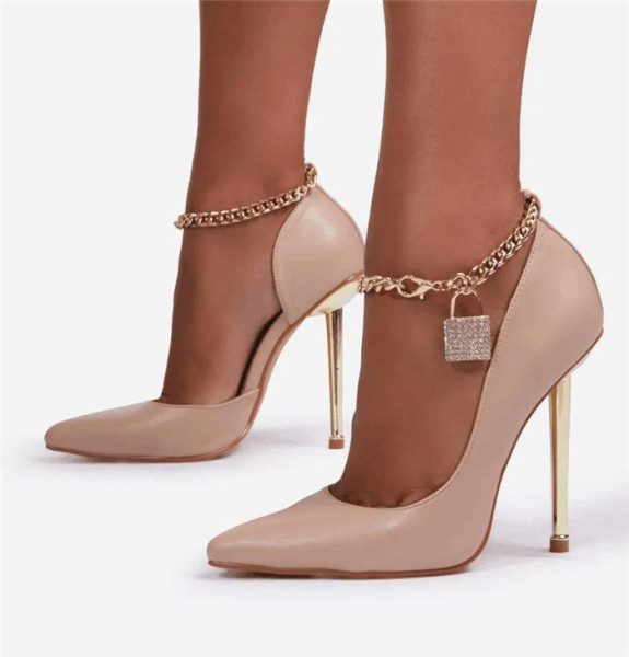 Γυναικεία έκο δερμάτινα παπούτσια με μεταλλική διακόσμηση