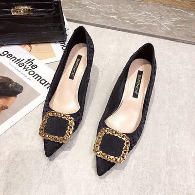 Κομψά γυναικεία παπούτσια με μεταλλική αγκράφα