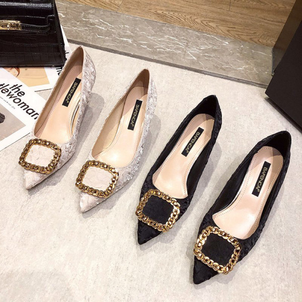 Κομψά γυναικεία παπούτσια με μεταλλική αγκράφα