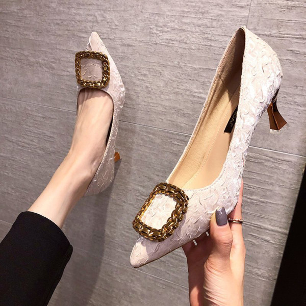 Κομψά γυναικεία παπούτσια με μεταλλική αγκράφα