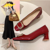 Naiste metallelemendi ja paksu kontsaga lakknahast kingad