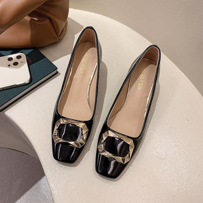 Naiste metallelemendi ja paksu kontsaga lakknahast kingad