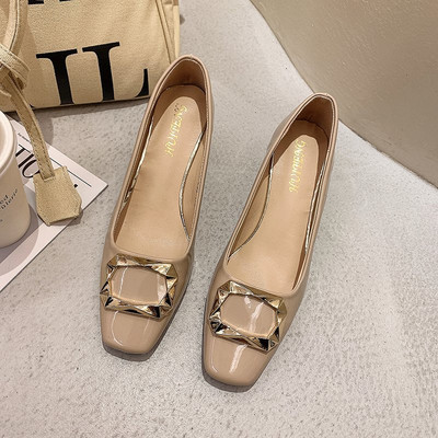 Naiste metallelemendi ja paksu kontsaga lakknahast kingad