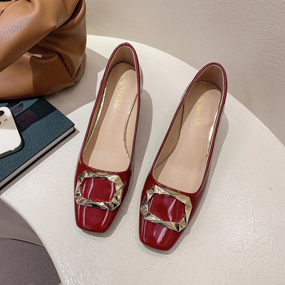 Naiste metallelemendi ja paksu kontsaga lakknahast kingad